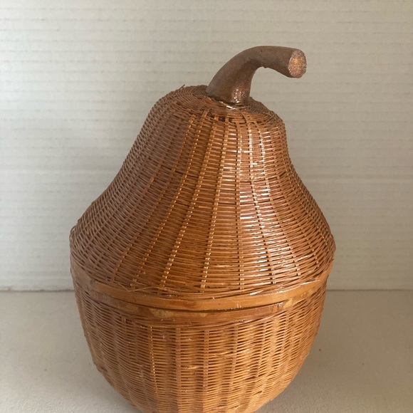 Vintage pear-shaped basket with lid made in peoples Republic of China - Picture 3 of 10